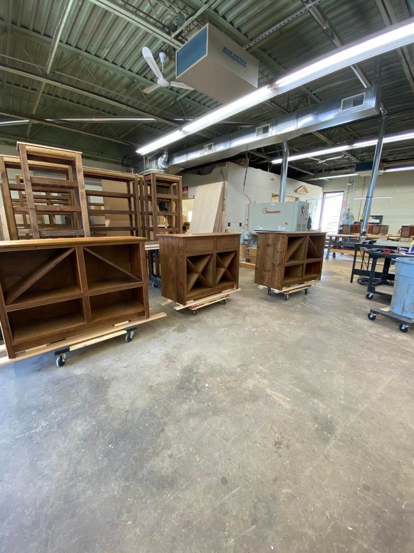 Corner cabinet unit with arched upper doors