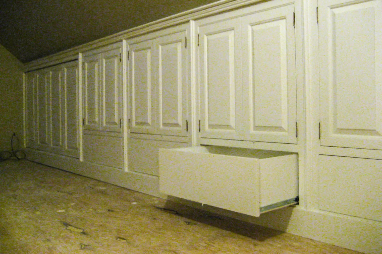 White knee-wall panels, corner return detail, painted finish